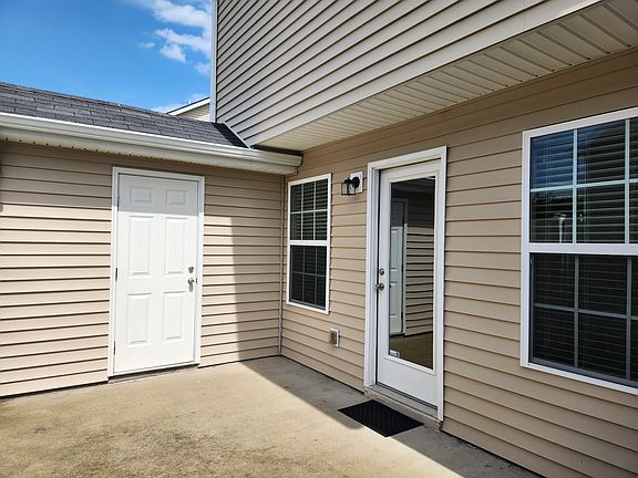 3rd image of 2104 Debonair Ln