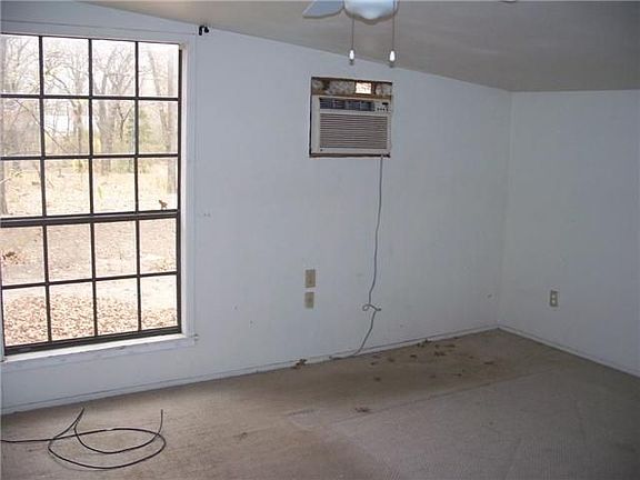 5th image of 300 Oak Creek Trl