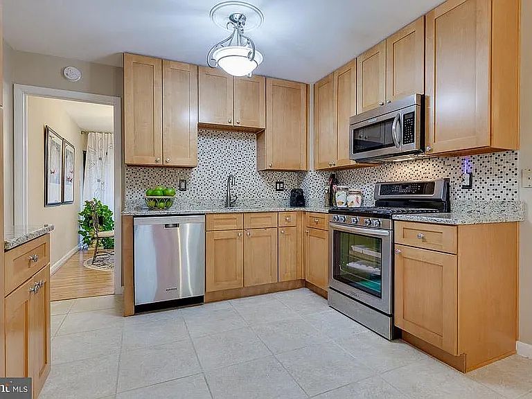 1st image of 4933 Casimir St
