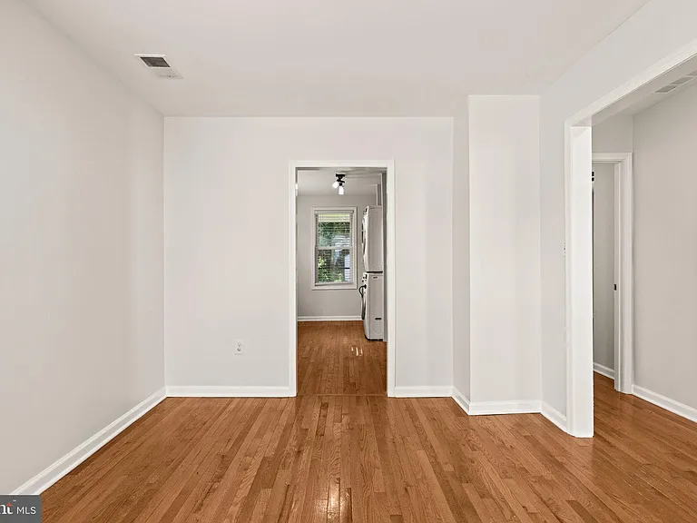 220 E 2nd Ave — Photo 11
