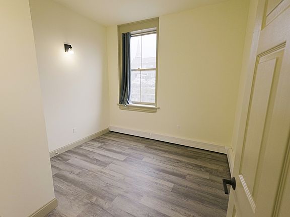 5th image of 260 College St Unit 8