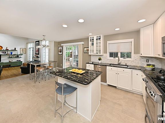 3rd image of 6 Schill Pl