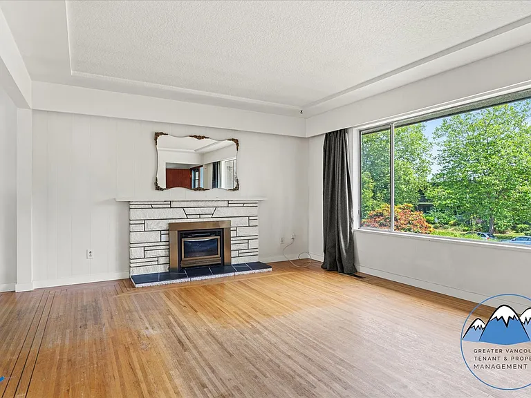 6589 Elliott St — Photo 2