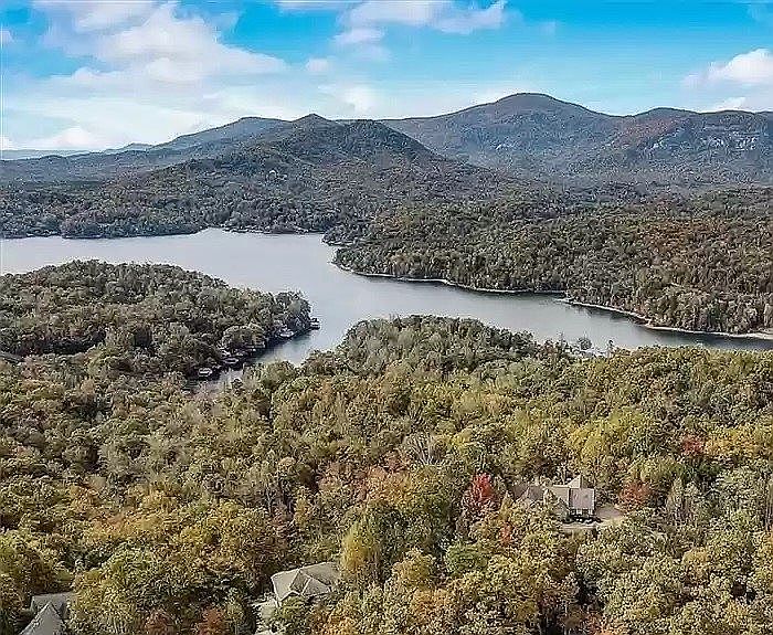 2nd image of 135 Hawks Nest Trl