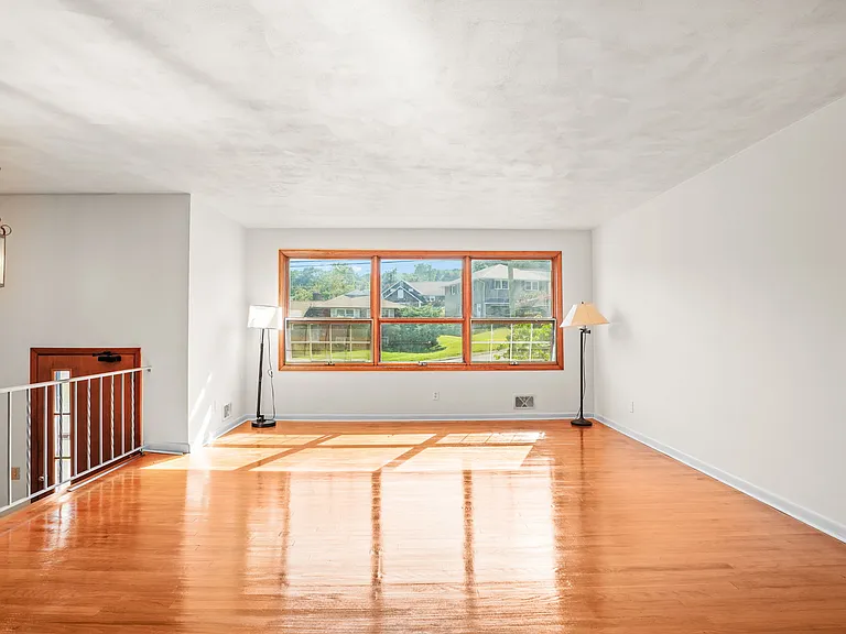 408 S Jensen Rd — Photo 4