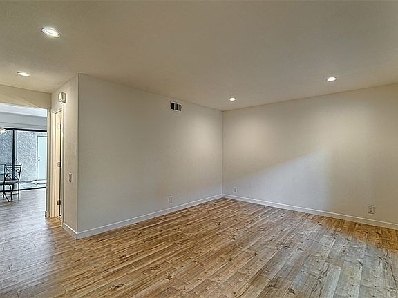 3rd image of 809 Windwood Dr