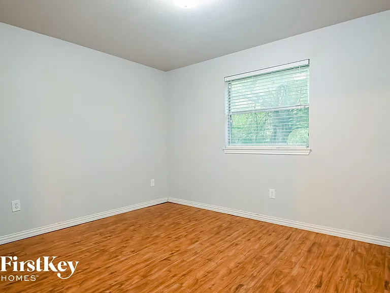 302 Shorewood Dr — Photo 11