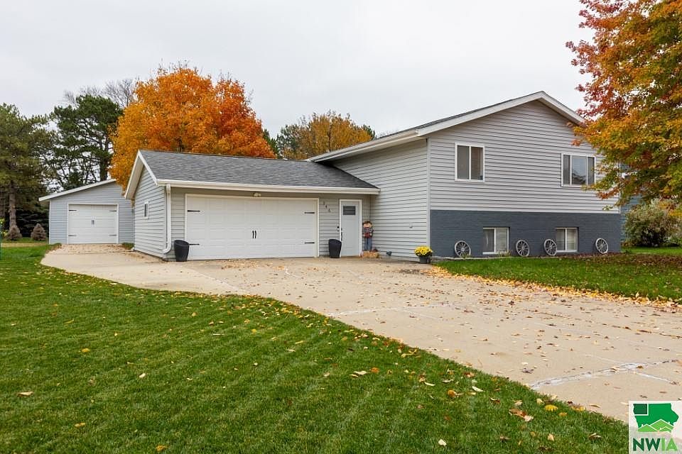 1st image of 346 Lakeshore Dr