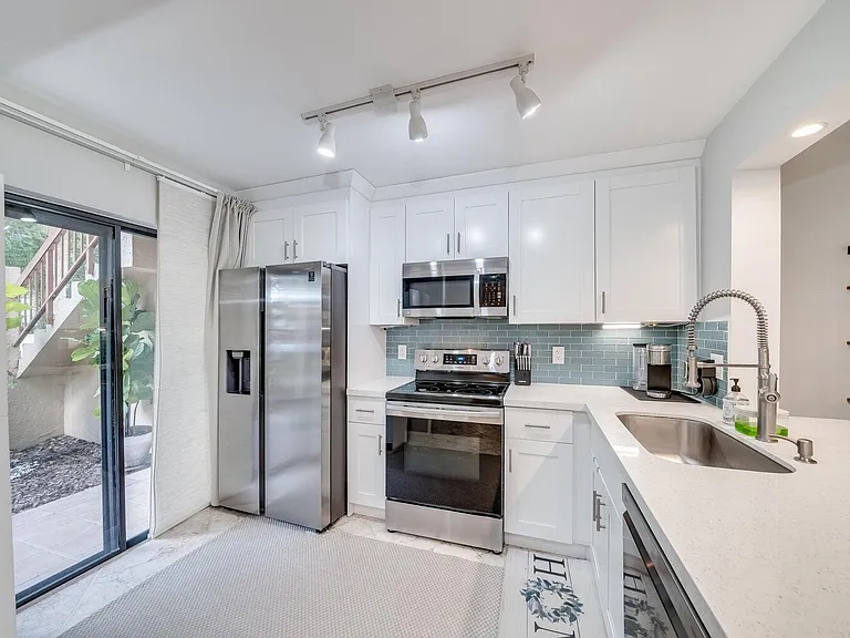 3939 NE 5th Ave #D103 — Photo 3