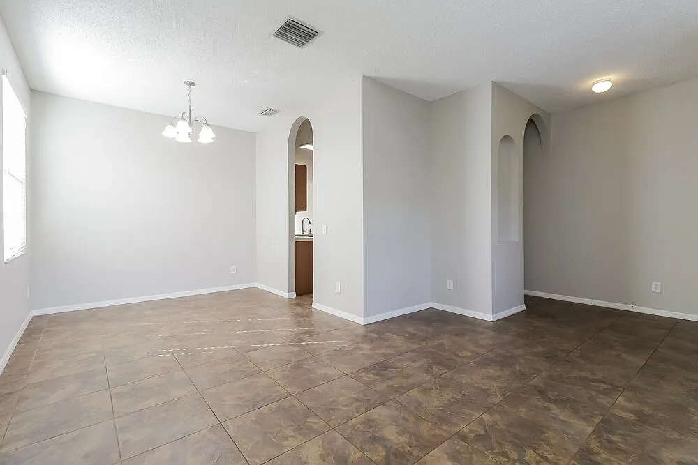 4 bed, 2.0 bath, 1848 sqft, $2,565 — Photo 4