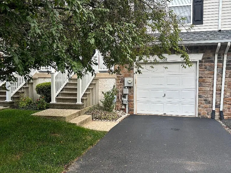 420 Lynrose Ct — Photo 2