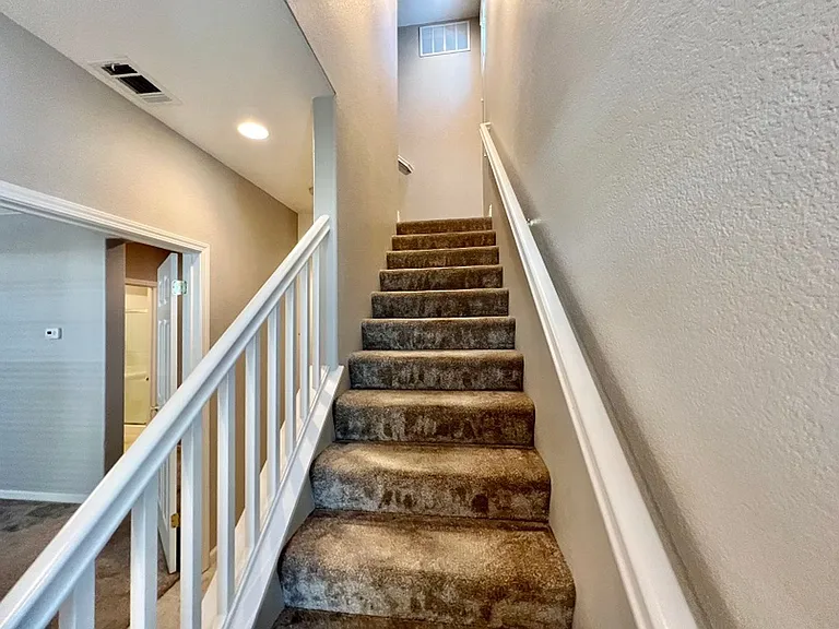 720 Wintergreen Ct — Photo 8