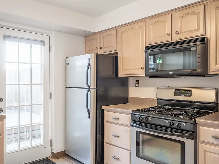 2407 Sarah St — Photo 5