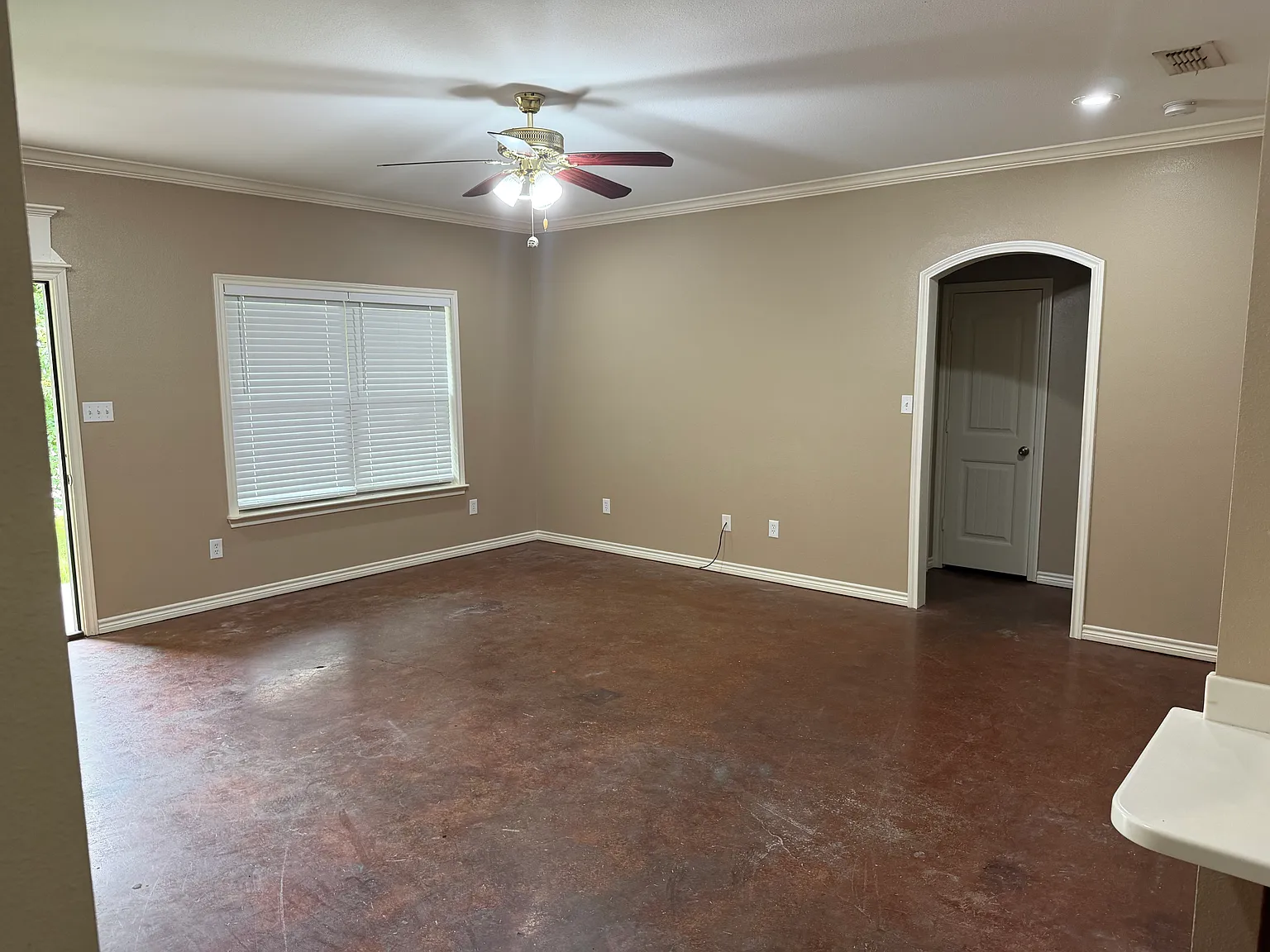 3 bed, 1500 sqft, $1,600 — Photo 2