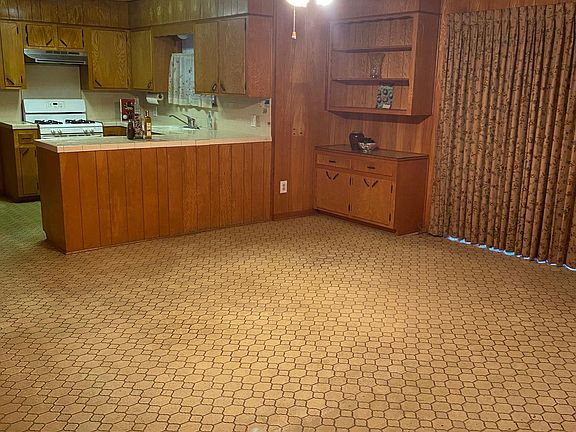 SPACIOUS DEN AREA