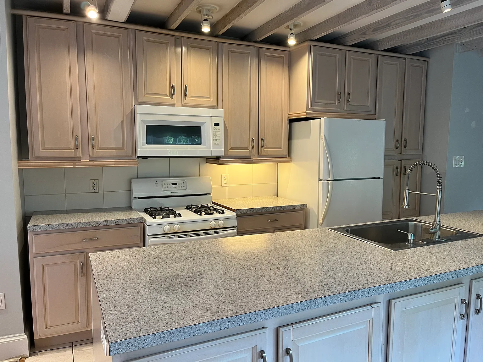 3 bed, 1600 sqft, $3,200 — Photo 2