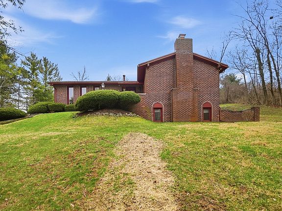 3rd image of 3831 Crescent Hill Rd