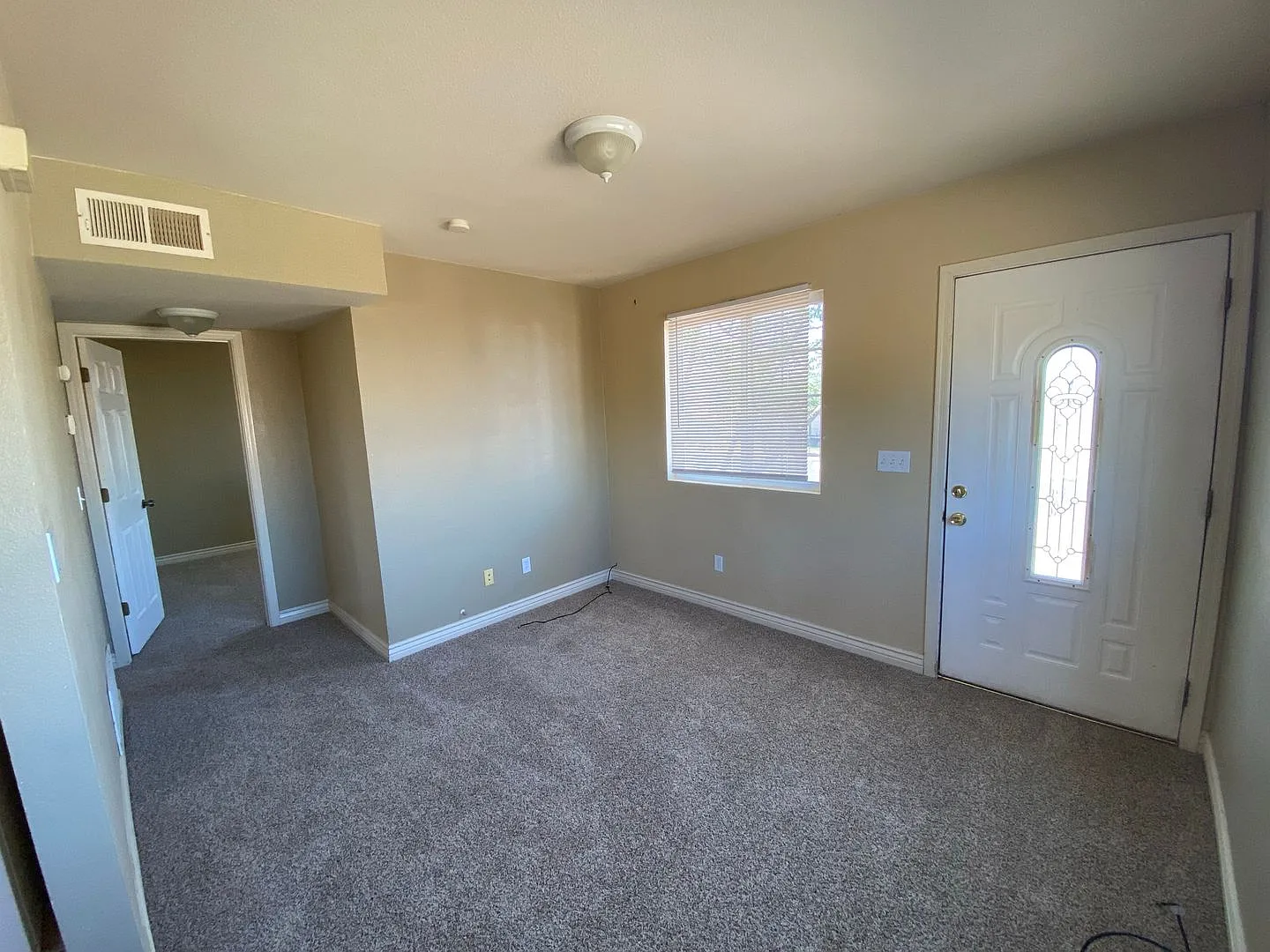2 Bedroom 2 Bathroom Home — Photo 2
