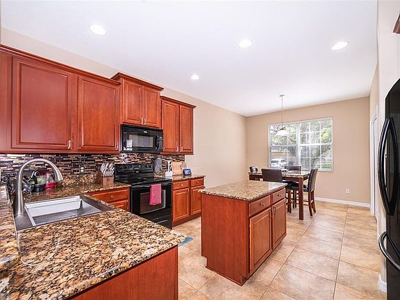 2nd image of 2028 Manhattan Ln