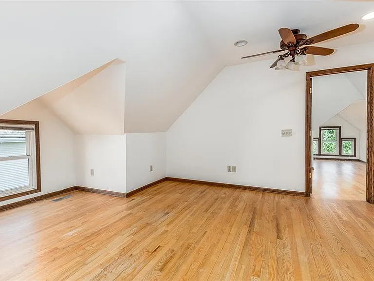 910 University Ave — Photo 16