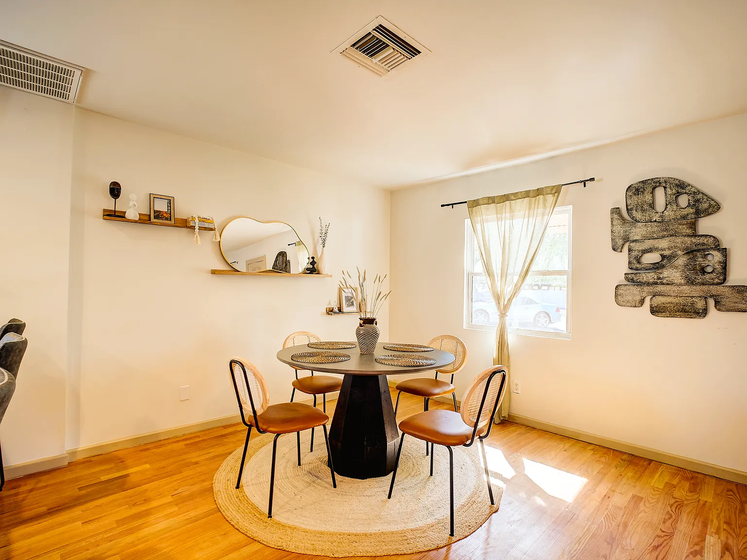 2 bed, 858 sqft, $1,999 — Photo 4