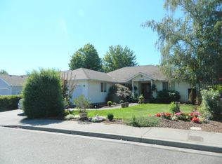 1845 SW Topaz Ln, Grants Pass, OR 97526