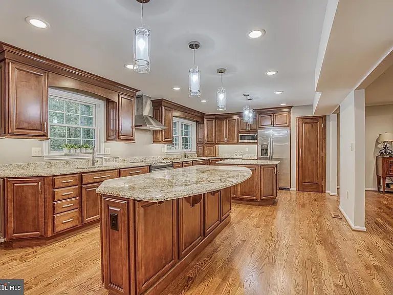 594 Pinedale Dr — Photo 2
