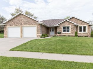 1863 Creek Wood Dr, Dubuque, IA 52003