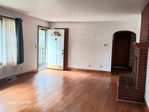 3rd image of 15 Lloyd Ln