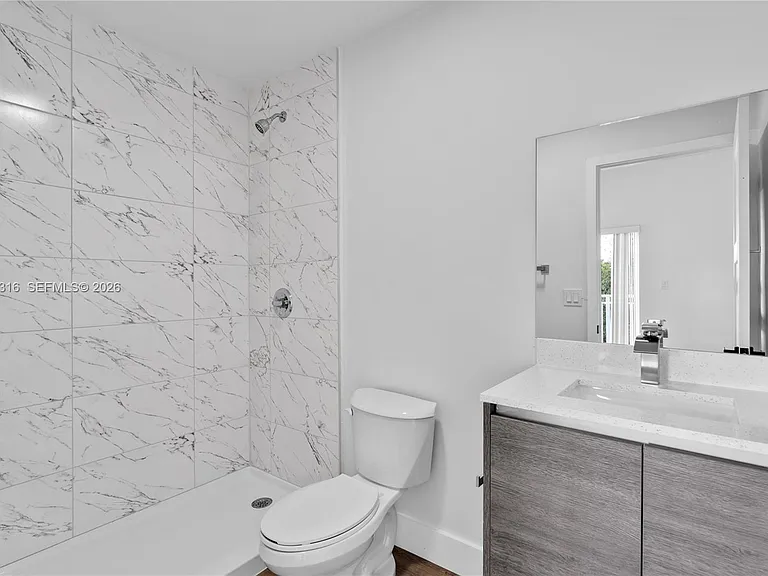 1021 NW 1st St #301 — Photo 11