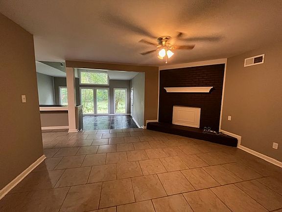 3rd image of 3810 Hilltop Dr