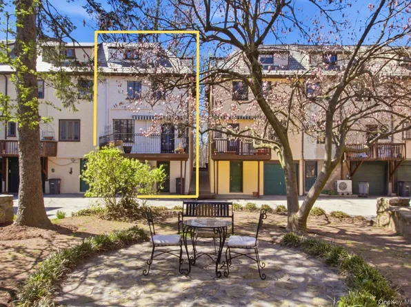 8 Parkway Drive, Pelham, NY 10803