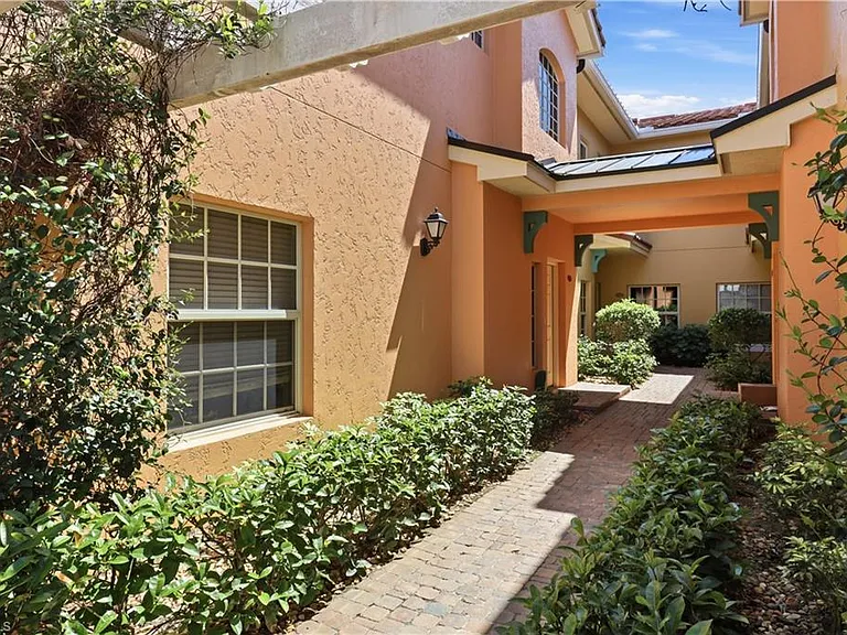 8601 Piazza Del Lago Cir #203 — Photo 2