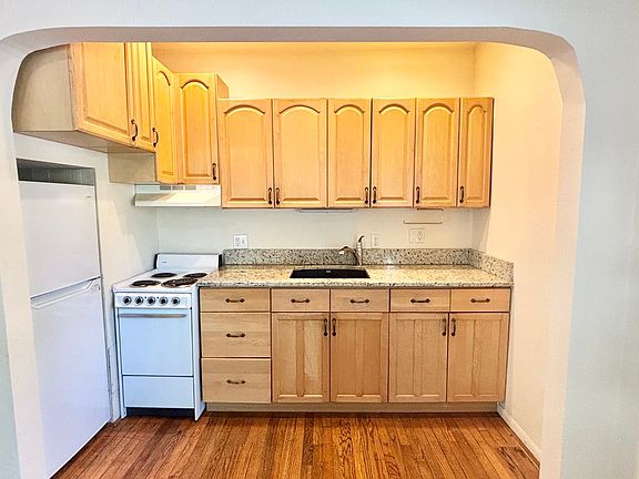 2nd image of 236 SE 32nd Ave APT B