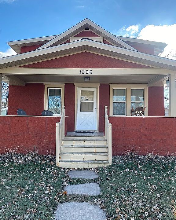 1st image of 1206 2nd St NE