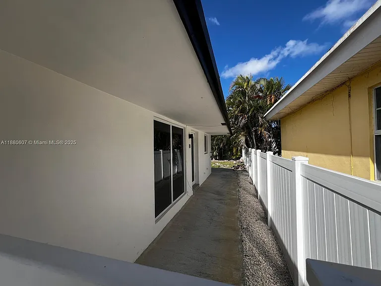 222 SW 8th St #C — Photo 9