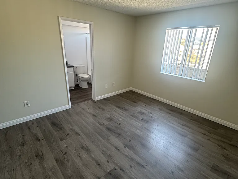 1129 Irving Ave #9 — Photo 6