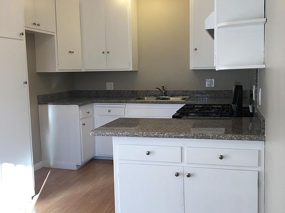 3rd image of 936 W Huntington Dr APT P
