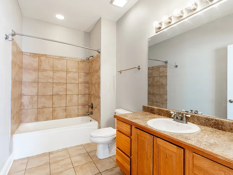 Oceanaire Apartments — Photo 12