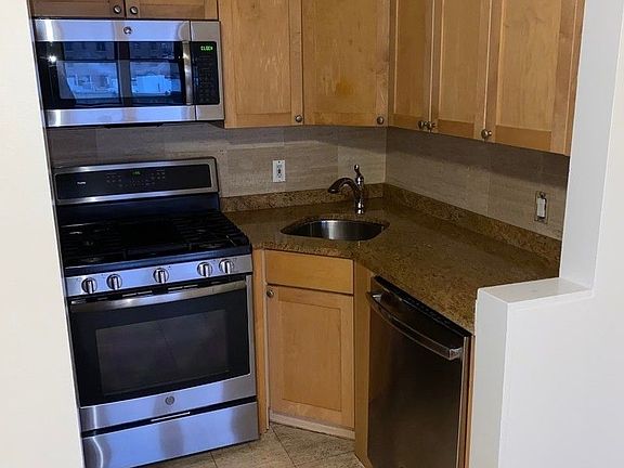 5th image of 147 W 79th St #D7
