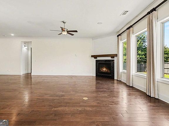 3rd image of 105 Sheridan Dr