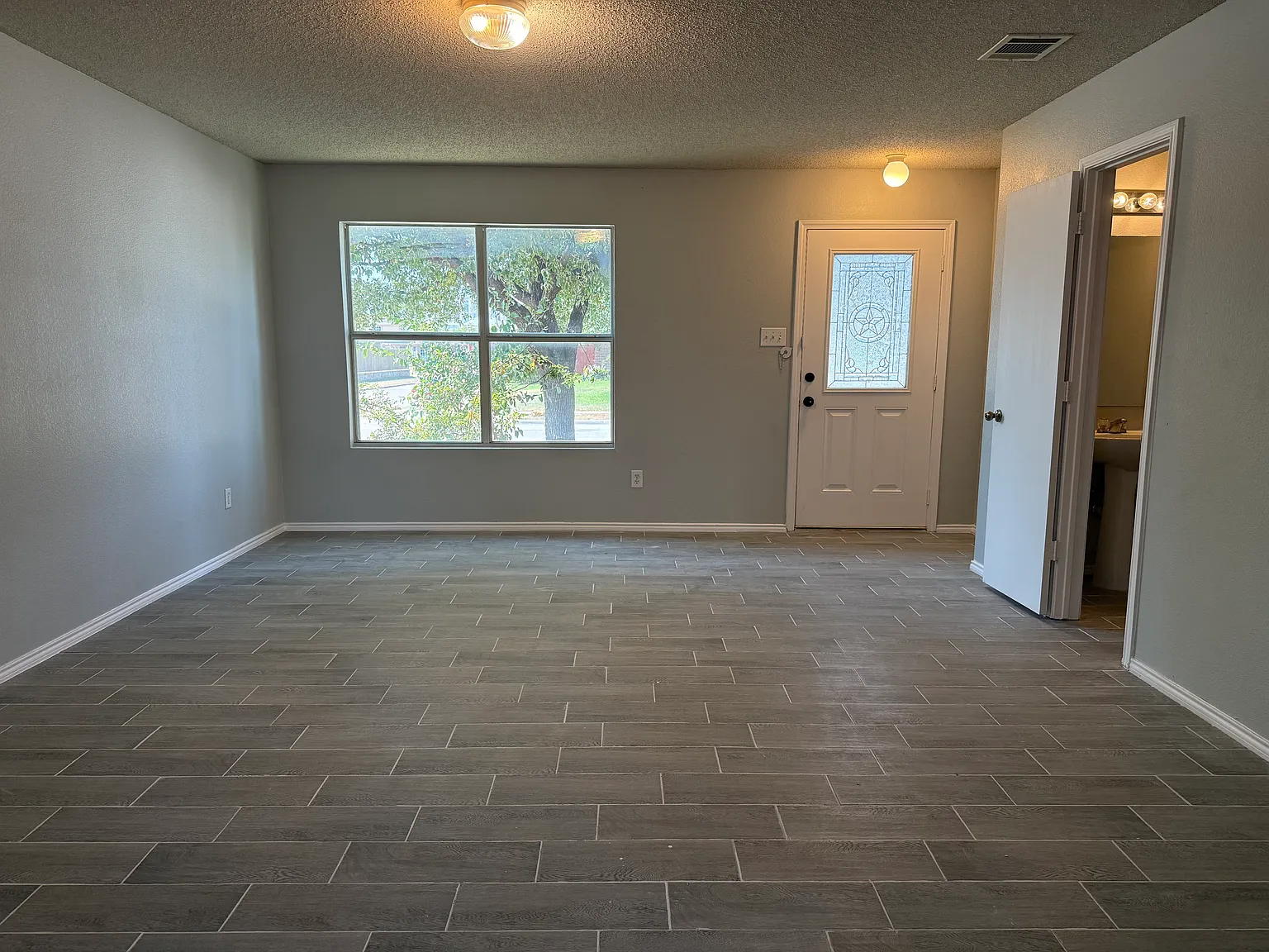 4 bed, 3.5 bath, 2657 sqft, $2,450 — Photo 2
