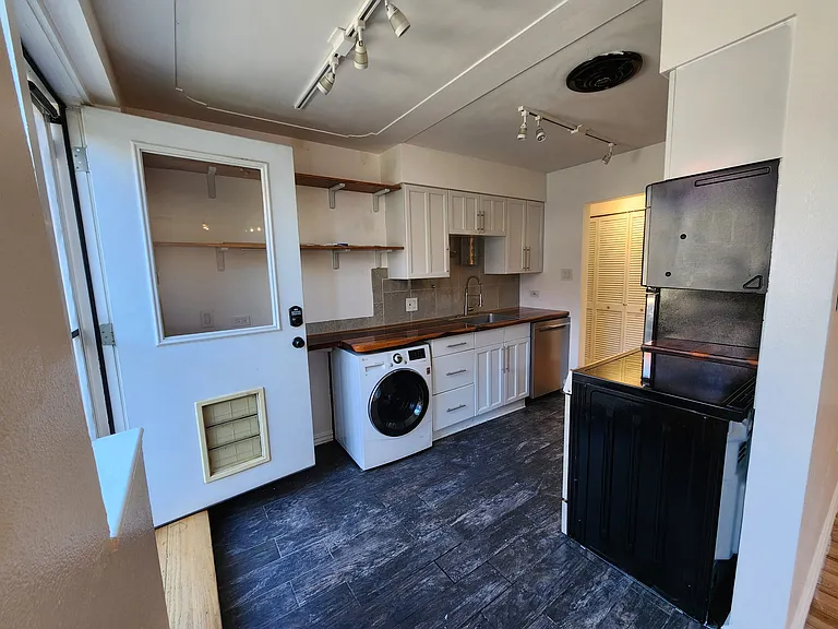 656 N Logan St #1 — Photo 3