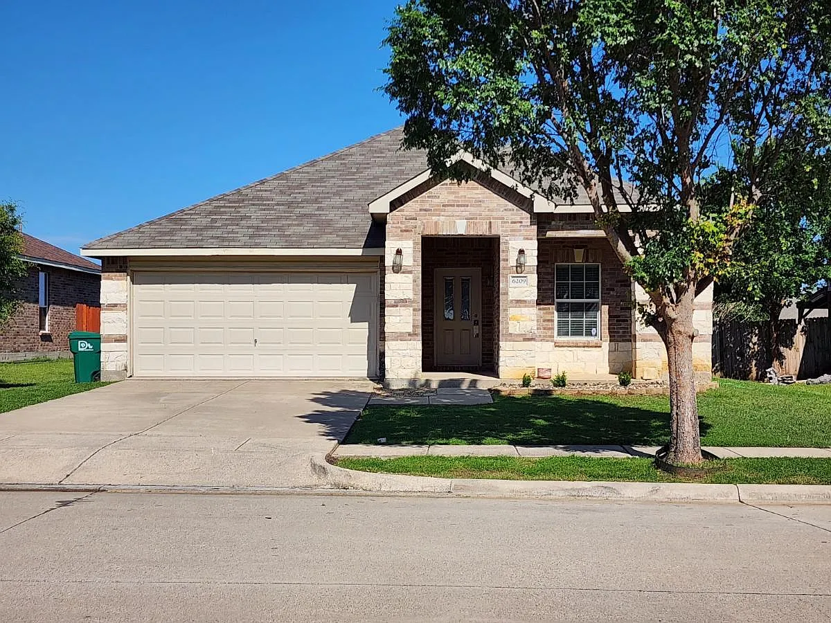 4 bed, 2093 sqft, $2,400 — Photo 1
