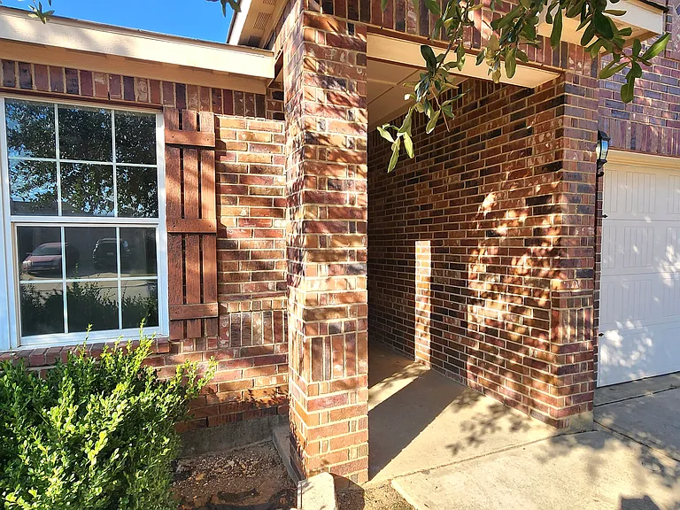 712 Lazy Crest Dr — Photo 2