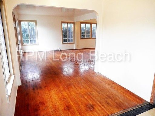 4th image of 3218 Golden Ave