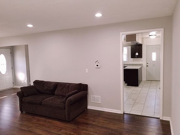 3rd image of 1011 Glen Ct