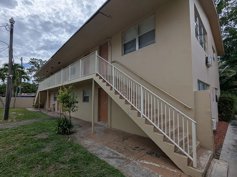 1010 SW 16th Ave — Photo 3