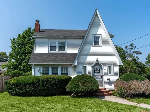 69 Sinn St, Patchogue, NY 11772