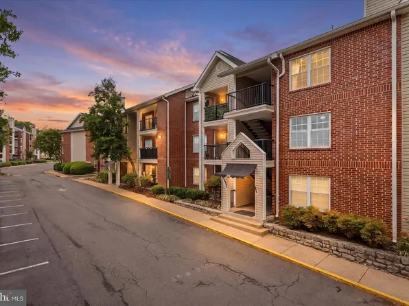 3308 Wyndham Cir APT 218, Alexandria, VA 22302